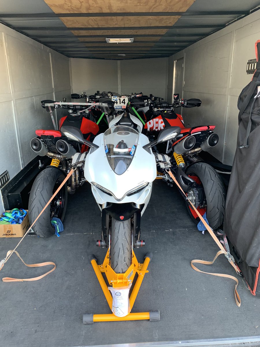 SMoto_959's tweet photo. Wrapping up a dope weekend at #MSRH with the homies! Super fortunate to have such an amazing track nearby. The L-Twin torque and DP quick shifter on the  #Panigale959 was a huge advantage on this track. Till next time Cresson 🛵💨 https://t.co/G2ej3mq8yJ