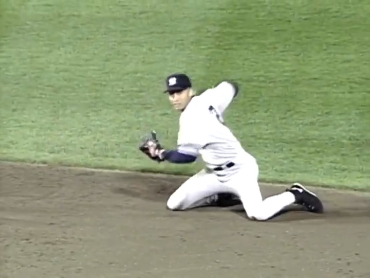 Twenty-four years ago, Derek Jeter took a hit away from Cal in Game 4 of the ALCS
🔷Joe Morgan was on the call
🔷Jeter compared to A-Rod!
🔷Daryl Strawberry hit two home runs in this game
(via @MLBVault) https://t.co/6OEIS0NRcR