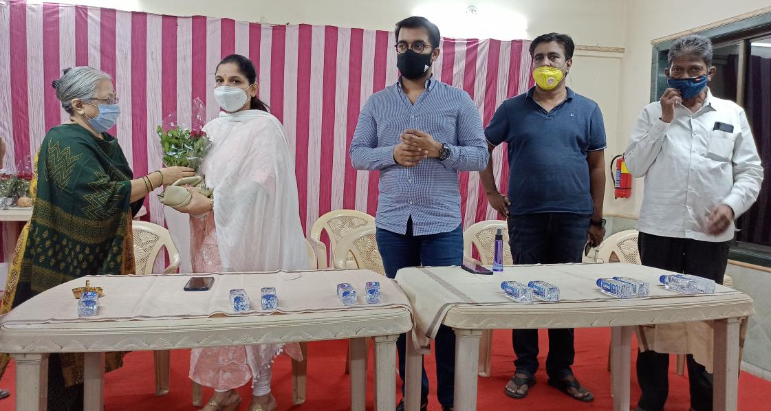 tejasphatak01's tweet photo. युवासेना सचिव, @ShivSena नगरसेवक @purveshsarnaik व नगरसेविका @ashadongre यांच्या प्रभाग क्र. १४ मधील वेदांत गृहसंकुल (फेस सी) मधील रहिवाश्यांची पिण्याच्या पाण्याची समस्याचे निवारण नवीन जलवाहिनीचे काम पूर्णतः करण्यात आले. त्याबद्दल वेदांत गृह संकुलातील नागरिकांनी आभार व्यक्त केले https://t.co/beTntCwpnS
