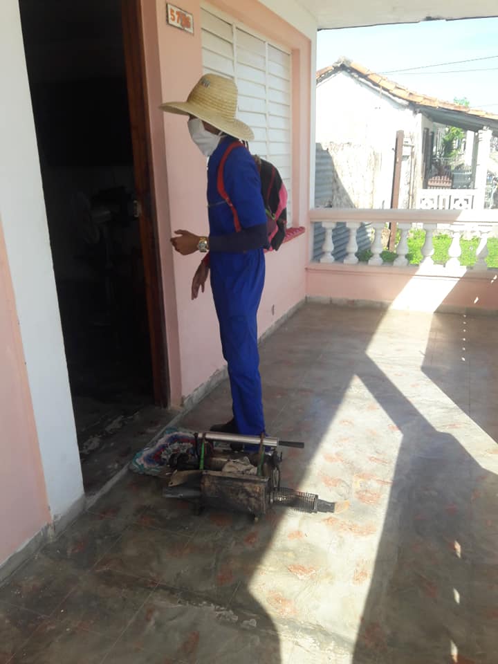 SaludDPinar's tweet photo. En el municipio de #ConsolaciónDelSur #PinardelRío desde bien temprano activos y combativos en la lucha antivectorial. Por instituciones y hogares libres del mosquito Aedes #CubaPorLaVida @MarciaCobas @GeoPAlvarez @dr_godoy @LiliamPinar https://t.co/pouT9AsAlJ