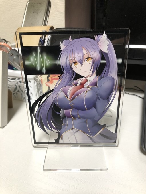 スガレオンさん(@SugaLeon)のアクリルスタンド…!
ひっくり返すとボロ絵になる仕様で気分によってどちらも楽しめて良いですね!
ちなみにぼくはボロ絵の方を常にこちらに向けて飾っています 