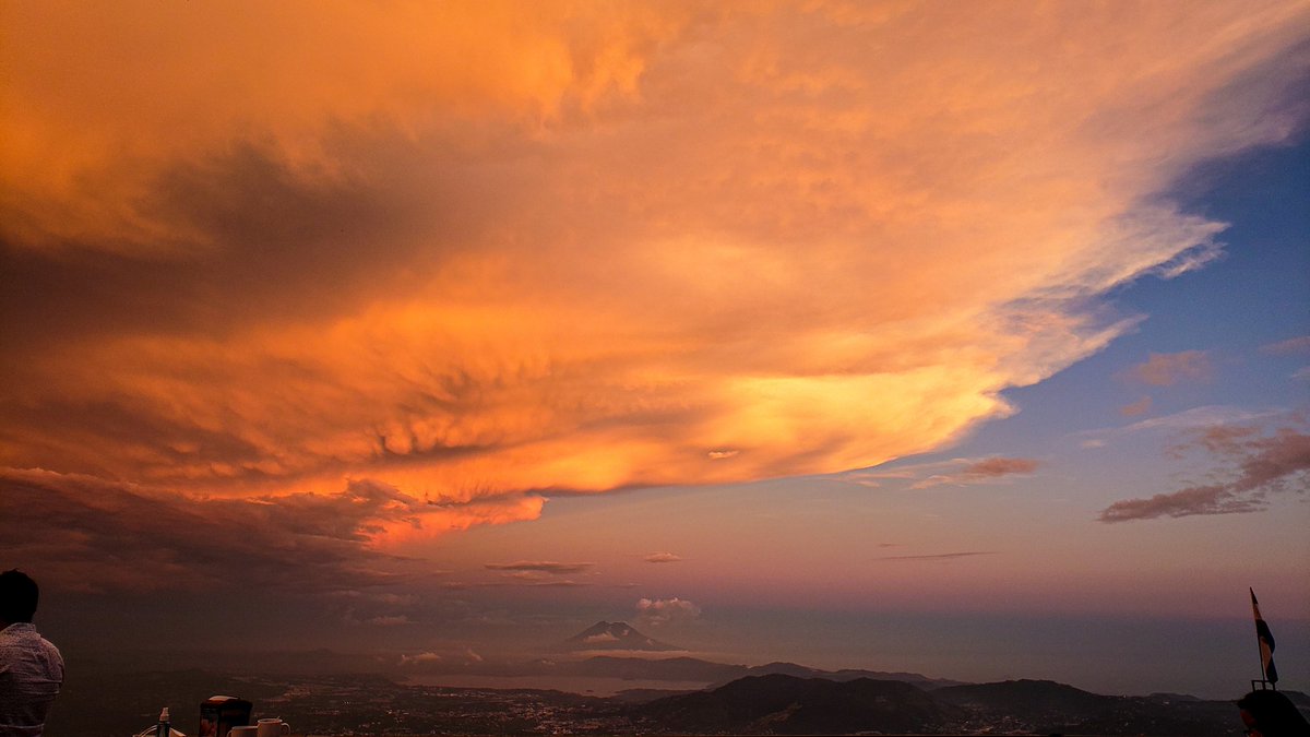 Cielos de púrpura y oro en cada rincón🧡 https://t.co/jNFViDdLxp