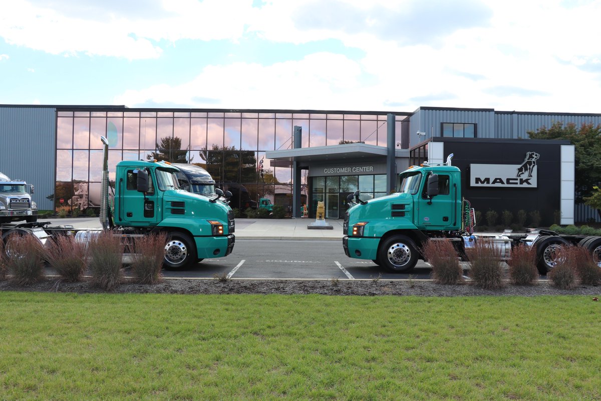 MackTrucks's tweet photo. Last week, representatives from Maryland-based D.M. Bowman stopped by our customer center to pick up their new #MackAnthem day cabs equipped with the all-new Mack #CommandSteer - our latest in driver-assist technology  that helps reduce driver effort up to 85 percent. https://t.co/bYXAneuyhp