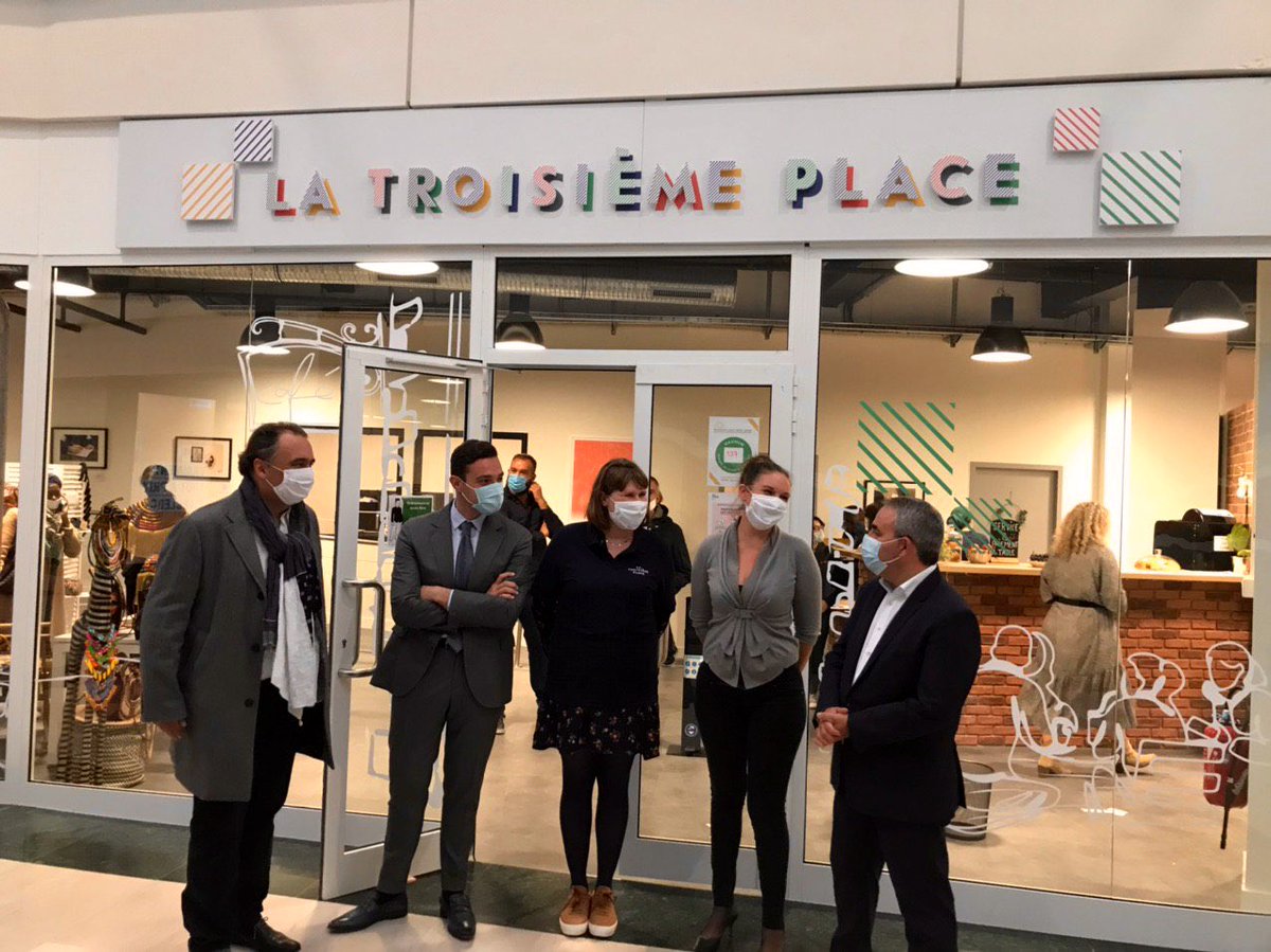 xavierbertrand's tweet photo. La Troisième Place ouvre ses portes à @roubaix ! Ce tiers-lieu centré sur l’#éducation et ses associations œuvrent pour la réussite des plus jeunes et contre le décrochage scolaire. Une formidable initiative qui a un objectif : créer du lien avant tout ! @GDelbar https://t.co/obJGuQpEUF