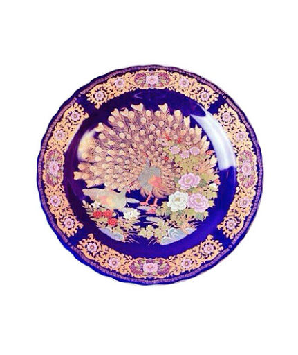 Nous clôturons ce thread avec l'apparition des motifs floraux et du paon qui seraient un héritage des échanges commerciaux anciens entre la Chine et le MarocOn les retrouve dans la fameuse porcelaine "taous"