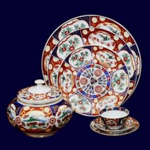 Nous clôturons ce thread avec l'apparition des motifs floraux et du paon qui seraient un héritage des échanges commerciaux anciens entre la Chine et le MarocOn les retrouve dans la fameuse porcelaine "taous"
