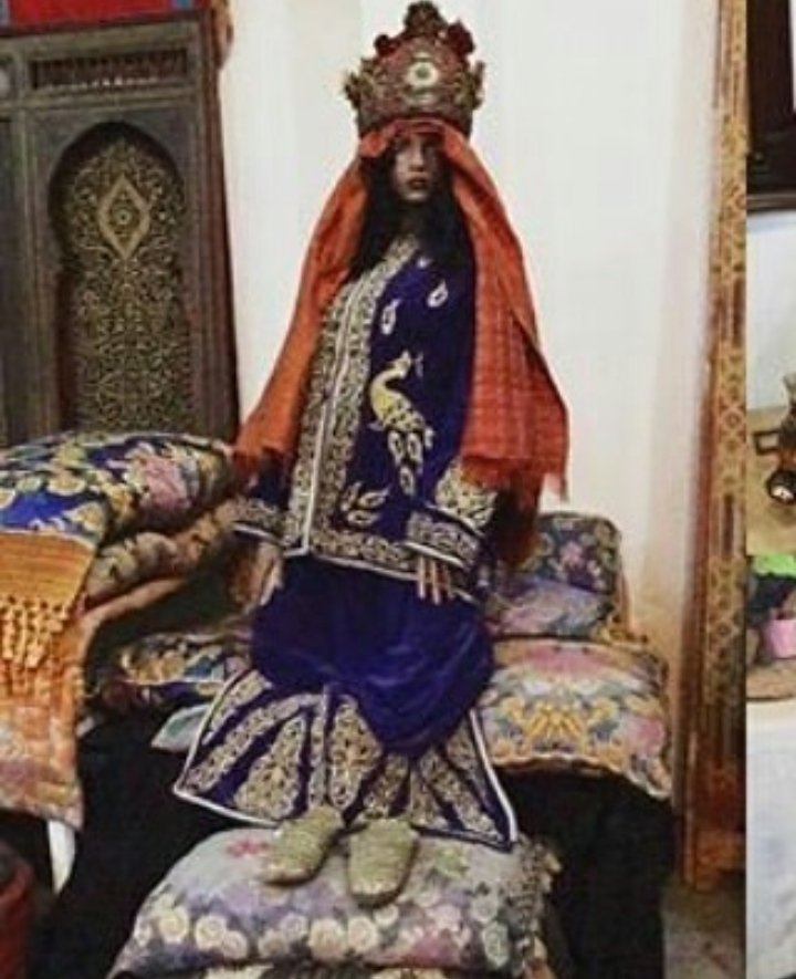 Mais également dans la broderie au fil d& #39;or Ntaâ Cette broderie s’emploie dans la décoration des caftans, des chaussures traditionnelles dites cherbil, des ceintures mdamat, des burnous/selham ....