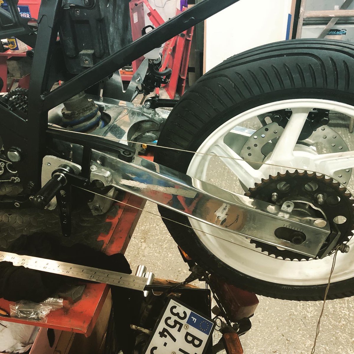 MPurslowRacing's tweet image. Centralising the Honda cbr600 rear wheel in the #Fz750 swingarm so I can figure out what size spacers will be needed #thinkingtime #yamahafz750 #racing #latheturning #roadracing