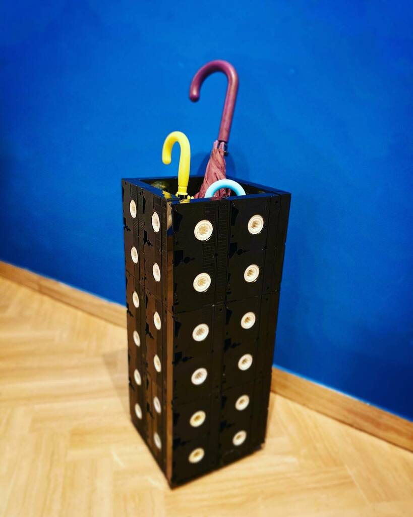 Rik_71's tweet photo. Degna fine per un Guerre Stellari in vhs, ormai obsoleto. #oldvhs #recycling #homerecycling #riciclocreativo #vhscollector https://t.co/3cSHb6C8fO https://t.co/qq0wrJ6J1F