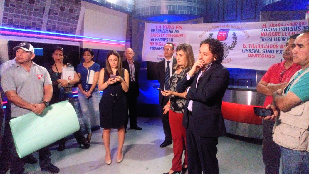 WillMoralesRuiz's tweet photo. En esta imagen están los gerentes que pasaron por @PublicosEC Andrés Michelena, Martha Moncayo y Andrés Toro (actual gerente) con trabajadores de Cablevisión. Las tres autoridades conocen la situación de los #MediosIncautados desde que decidieron cerrarlos hace más de DOS años https://t.co/0GlpVm2B7I