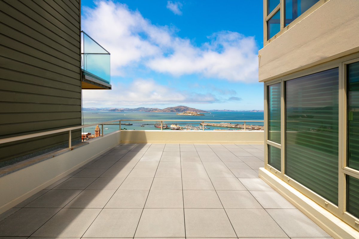 TrinityPlaceSF's tweet image. Team Trinity continues to find ways to improve the homes of our lovely #SanFrancisco residents! Enjoy these stunning photos from the freshly renovated deck at 1000 Chestnut in Russian Hill 🌰🌞⛵