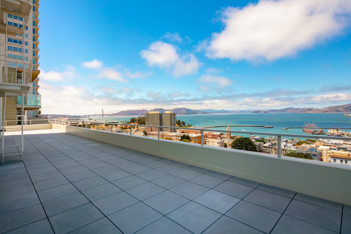 TrinityPlaceSF's tweet image. Team Trinity continues to find ways to improve the homes of our lovely #SanFrancisco residents! Enjoy these stunning photos from the freshly renovated deck at 1000 Chestnut in Russian Hill 🌰🌞⛵