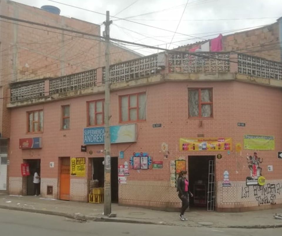 SandraContreras's tweet photo. CASA ESQUINERA DE 2 PLANTAS CON 2 LOCALES RENTABLE sale a REMATE viernes 23 de octubre a las 9:00 am. Valor avalúo: $208,965,466,80. Ubicada en Bogotá D.C. INFO: Administraciones Judiciales LTDA. Carrera 8 No.16-21, Oficina 305. TELEFONO: 3144338900. Porcentaje de POSTURA (40%) https://t.co/9gQDPOYVjE