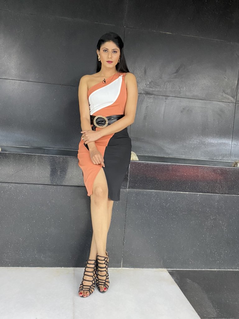 thenehachowdary's tweet photo. Stay home, Stay safe &amp; enjoy the War of hero’s @imVkohli @ABdeVilliers17 @DineshKarthik #rcb #kkr #cricketlove #iplanchor #iplhost #cricketanchor #anchorneha #anchornehachowdary #starsports #liveaction #teluguanchor #anchor #byjuscricketlive #dream11ipl @starsportstelugu https://t.co/4saC4rz9kK