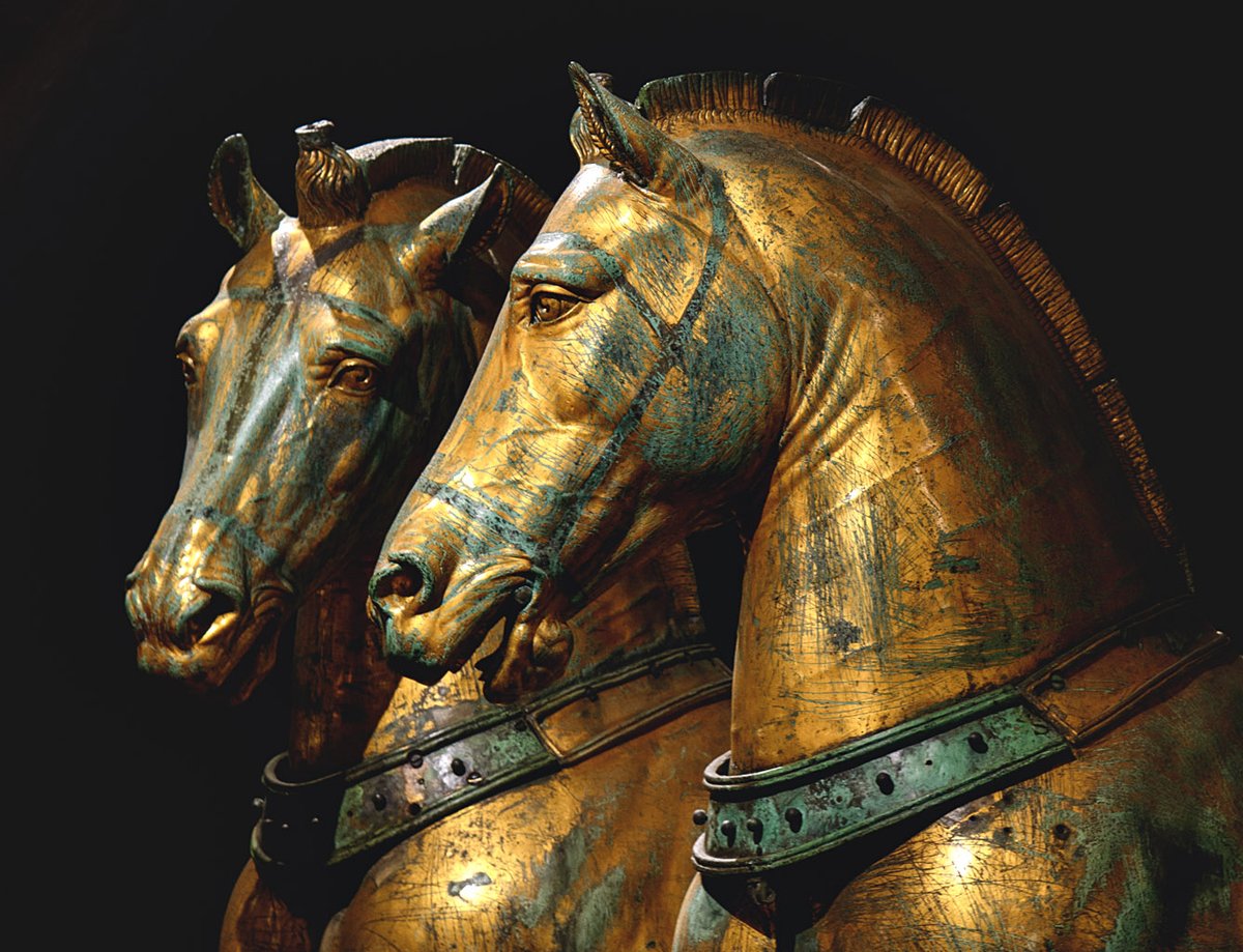 Arkeofili's tweet photo. Konstantinopolis Hipodromu’nu süsleyen ünlü anıt Quadriga’ya ait dört bronz at heykeli. 4. yüzyıl yapımı bronz at grubu, 1204 yılında, Dördüncü Haçlı Seferleri sırasında Venedik’e götürüldü. Günümüzde Venedik’teki San Marco Bazilikası’nın içinde bulunuyor.

📸 Ilya Shurygin https://t.co/Ooj3p4gfHs