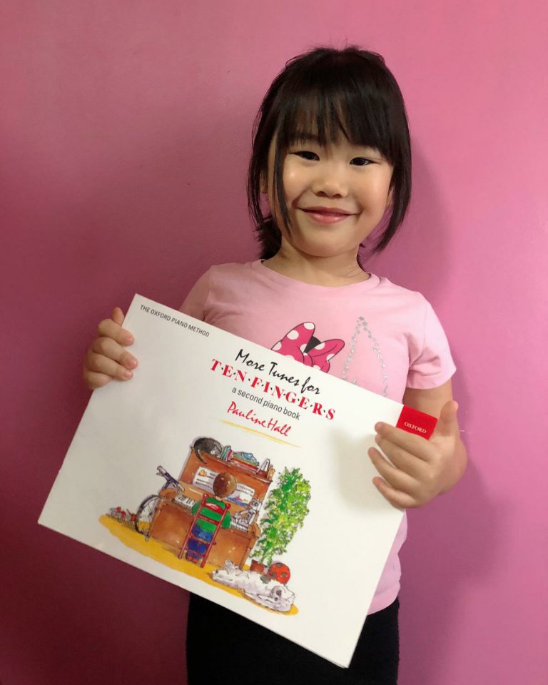 Adorable picture of 4 year old Ellie! Well done for completing your More Tunes For Ten Fingers book! 
#pianolessonsonline #pianolessonsforkids #pianolessonsforbeginners #pianolessonsswindon #swindonpiano #hikaribookgoals