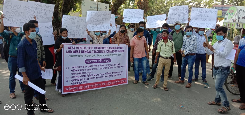 PRASENJ16958899's tweet photo. As the recruitment of teachers of class IX to XII has been stopped for the last 5 years, the educated unemployed men and women of West Bengal with B, Ed have given deputation to the District Magistrate of Alipurduar today. https://t.co/af2PMYdjzk
