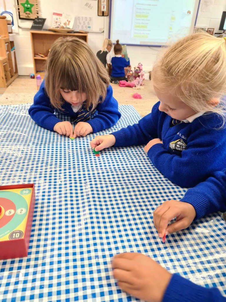 RSW_LPS's tweet photo. We tried tiddlywinks today. It takes concentration but it's great for our fine motor skills! @REC_LPS #RockingRobins https://t.co/Bo7S4FepEJ