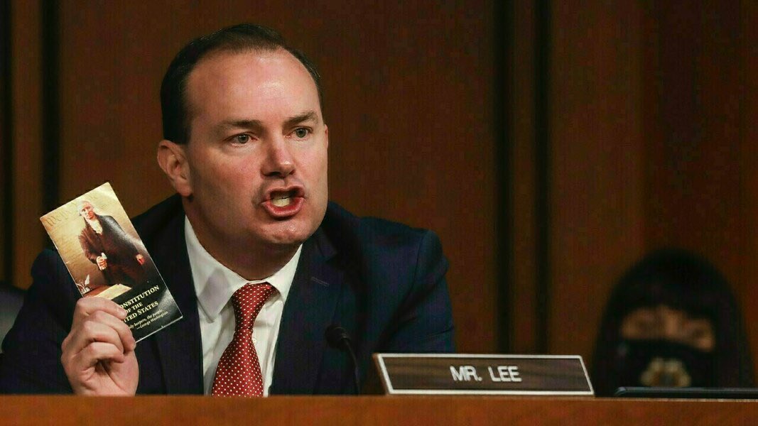 Sen. Mike Lee appears in person at Barrett hearing after Covid diagnosis politico.com/news/2020/10/1…