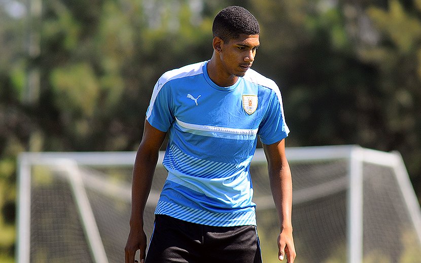 Martin Charquero's tweet - "ATENCIÓN. Ronald Araujo debutará en Eliminatorias. @GonzaloRonchi acaba de decir en #UltimoAlArco el equipo de Uruguay para jugar frente a Ecuador: Campaña; Cáceres, R.Araujo, Godin, Viña; Nandez, Bentancur,