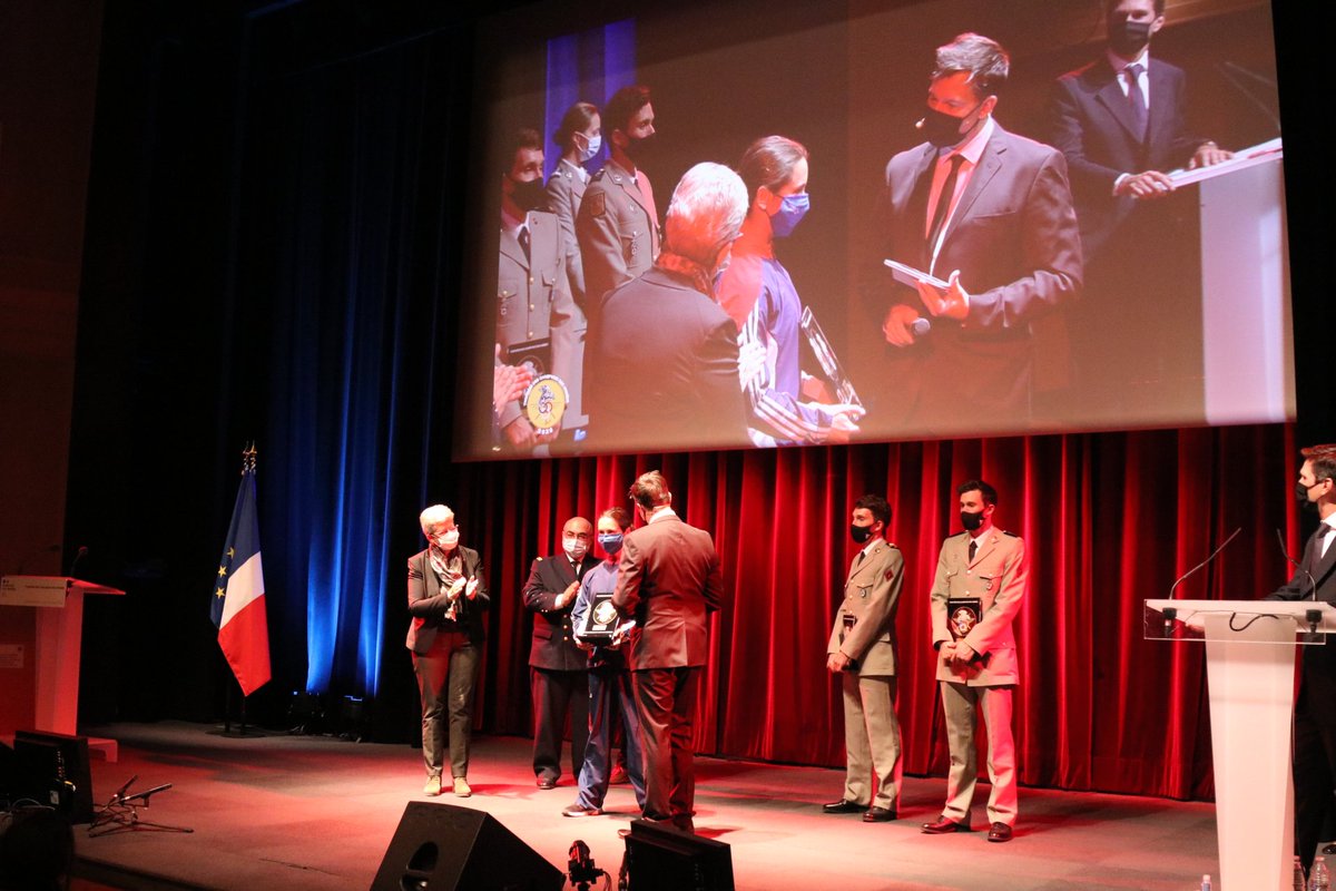 #TDC2020 : Remise du Trophée Alexis Vastine à l'agent sur contrat Elise Marc championne du monde de para-aviron indoor et recordman du Monde !
Ce trophée récompense le sportif de l'#ArméeDeChampions qui a marqué la saison par ses résultats.
