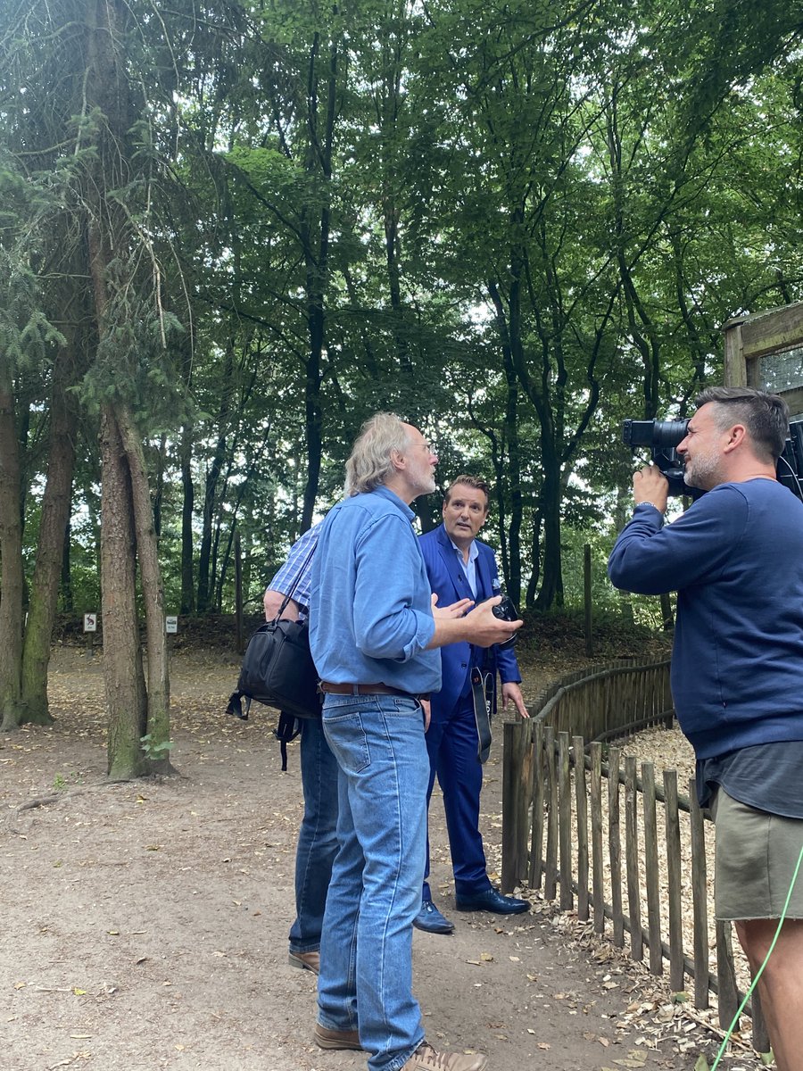 RalfDuemmel's tweet photo. In den ersten Wochen weit über 210.000 verkaufte Stück und ein Handelsumsatz von über 6 Mio. Euro. Wahnsinn was Klaus mit #GOMAGO geschafft hat. Ich hoffe, dass wir weiterhin ganz viele Häuser und Autos marderfrei machen können. Unser Marderexperte Dr. Krüger ist überzeugt. #DHDL https://t.co/tMsbGt04gp