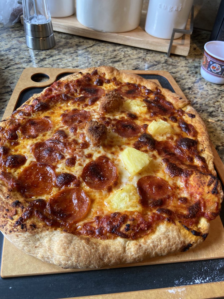 methridge_'s tweet photo. ⁦@circlingbackpod⁩ homemade dough and sauce, all pineapple takes can be directed towards ⁦@rbecks23⁩ https://t.co/JnurX4yJdB
