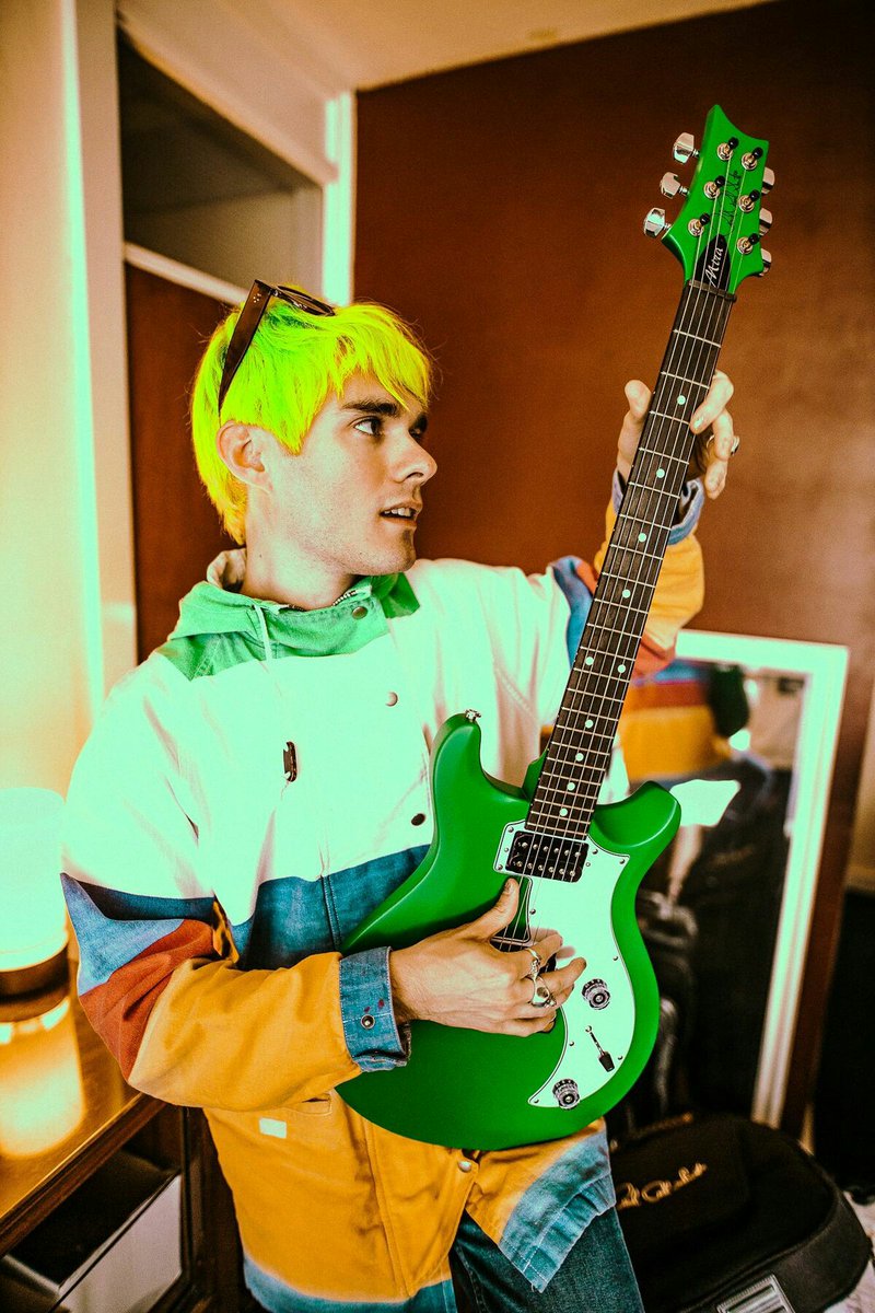 Green guitar (Fandom era)