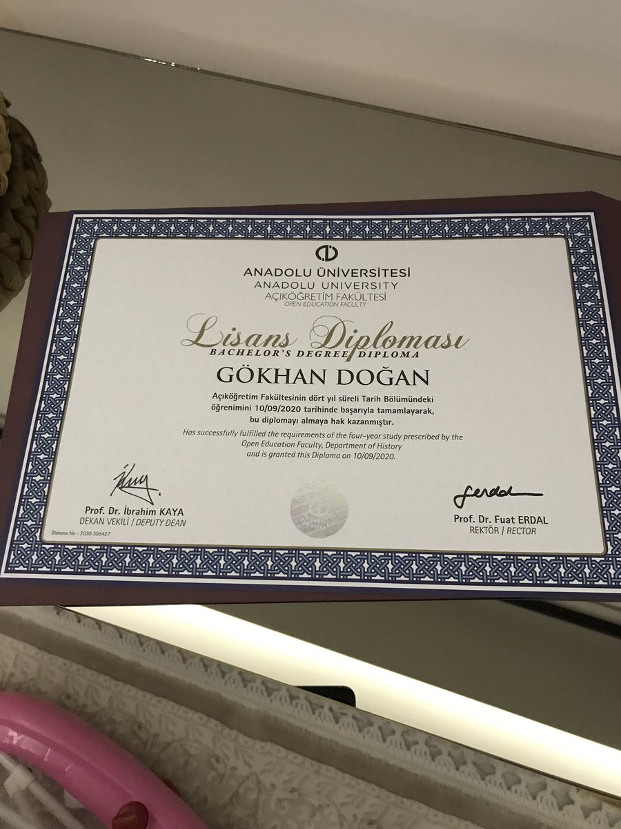 Tarih bölümü lisans mezunu oldum.
Yeterli tarih bilgisine sahip olamasamda, zihnime güzel bilgiler kattım... 
Tarih bilgisi tekrarlanmadıkça sizden uzaklaşır o yüzden sürekli olarak tarih kitapları ve anektodlar okumakta fayda var...