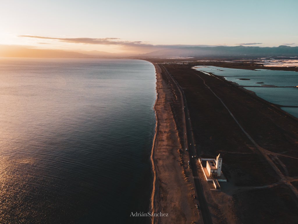 Donde no llega el sol
Yo tengo aquí un lugar
Donde no llega el dolor
Donde el dolor se va
#Almeria