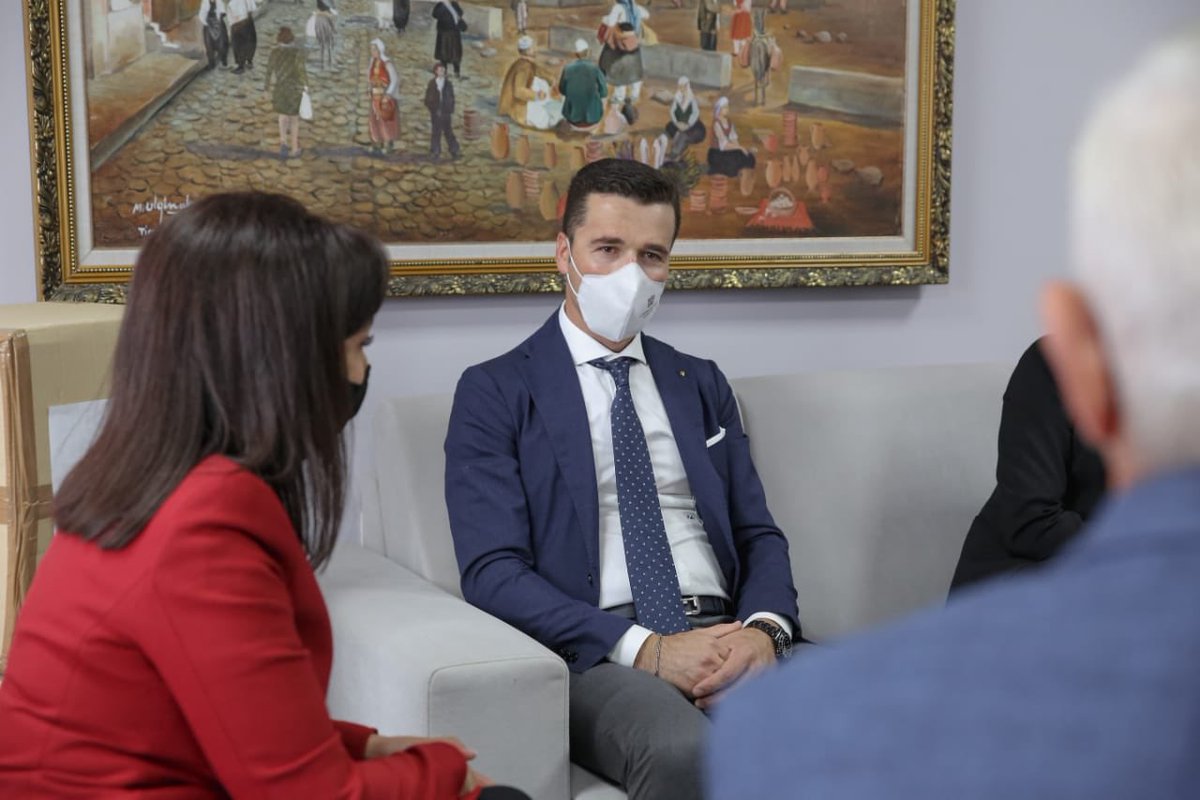 EvisKushi's tweet photo. Me kolegun tim @EduardShalsi mirëpritëm pranë DPAP një donacion prej 11 mijë maskash nga përfaqësuesit e Confindustria Albania.
Mirënjohje 🙏 për këtë #kontribut që do t'iu shkojë drejtpërdrejtë nxënësve nga familjet në nevojë dhe kategorive të veçanta.
#Gjithëpërfshirje https://t.co/kWIOL68Lrc