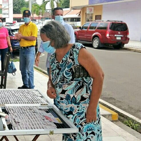 HerreraNoticia's tweet photo. Denuncia ciudadana.
Chitré: compradores de billetes se quejan que los están vendiendo en $. 1.50, según ellos porque el Gobierno no los apoyó en estos 7 meses. https://t.co/ygLC66GPZT