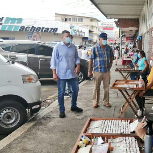 Denuncia ciudadana.
Chitré: compradores de billetes se quejan que los están vendiendo en $. 1.50, según ellos porque el Gobierno no los apoyó en estos 7 meses.