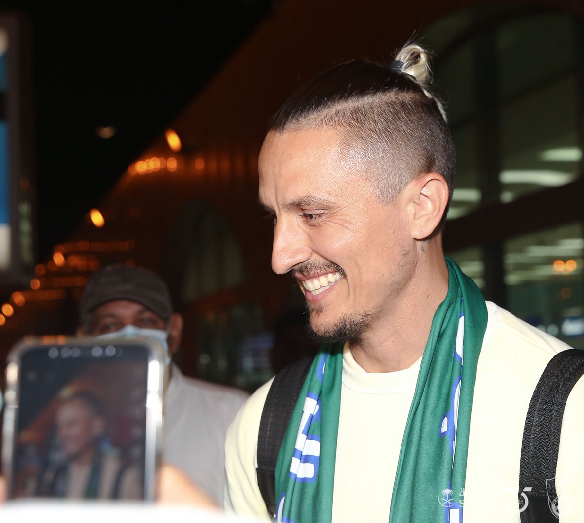 ALAHLI_FC's tweet photo. #ليوبومير_فيجسا في جدة.

#WelcomeFejsa 🇷🇸💪💚 https://t.co/G9tEM6wZ7a