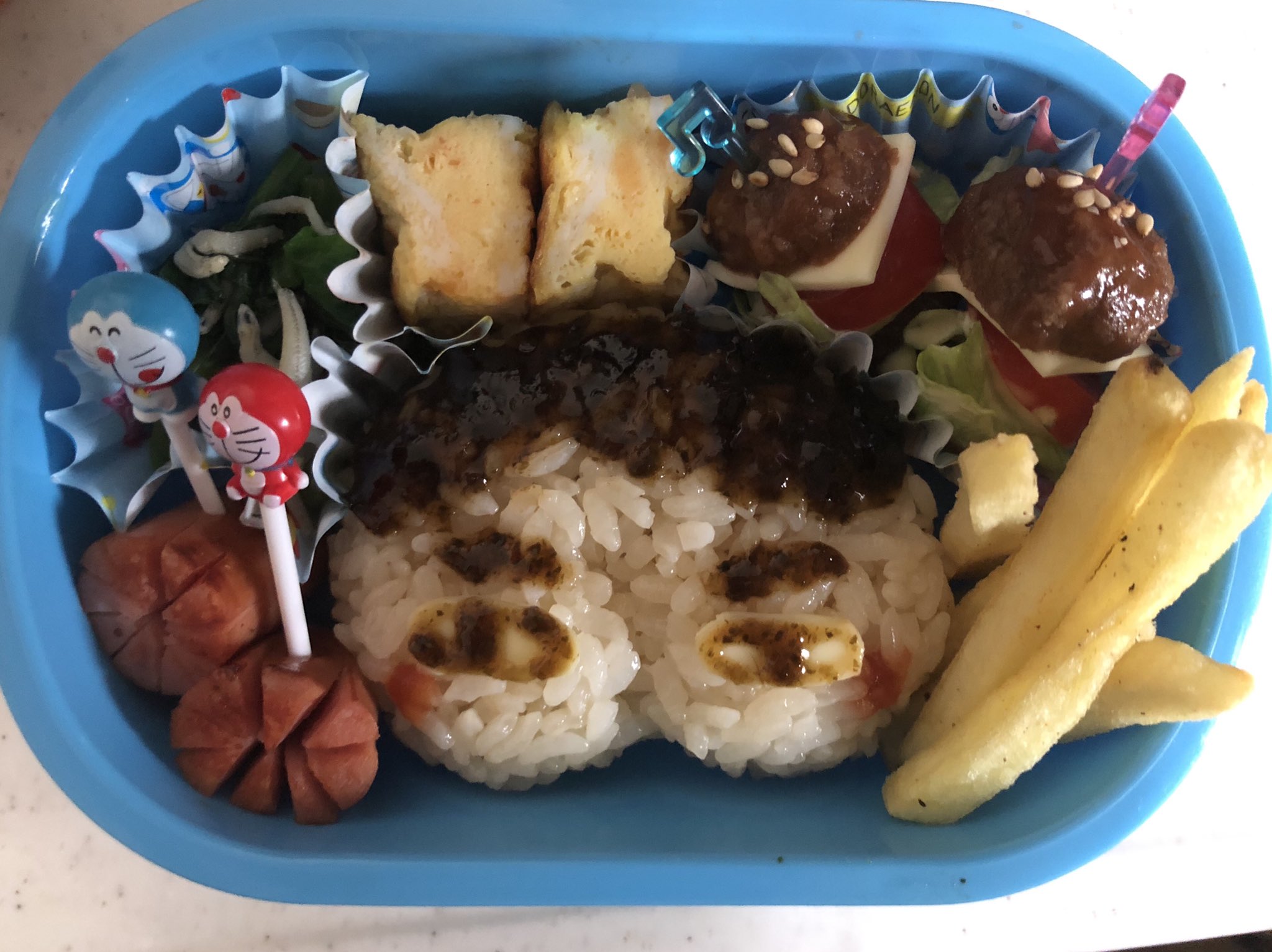 けいせい 本日のチビ助のお弁当 キャラ海苔だと喉にひっかけるかもしれないから 海苔の佃煮で チビ弁当 キャラ弁 おしり探偵 のりの佃煮で描くのは難しい T Co Dtunadcdg2 Twitter