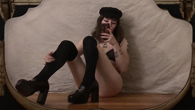 there&rsquo;s a new set up on my onlyfans and I&rsquo;m moving states in a couple days so I super appreciate any