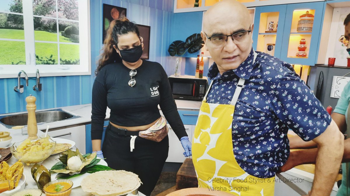 _varshasinghal's tweet photo. Promo of @bombaatbhojana is released ❤👇
Shot for 12hours for this 55sec Promo Ad Shoot 🎥🎞📽🎬🤗🙏 #gratefuleveryday
.
Crew Deets 📽👇
Show @bombaatbhojana
Channel @StarSuvarna
Food Stylist @bangalorefoodinfluencer
@varshasinghalofficial https://t.co/HdH22zdoAI