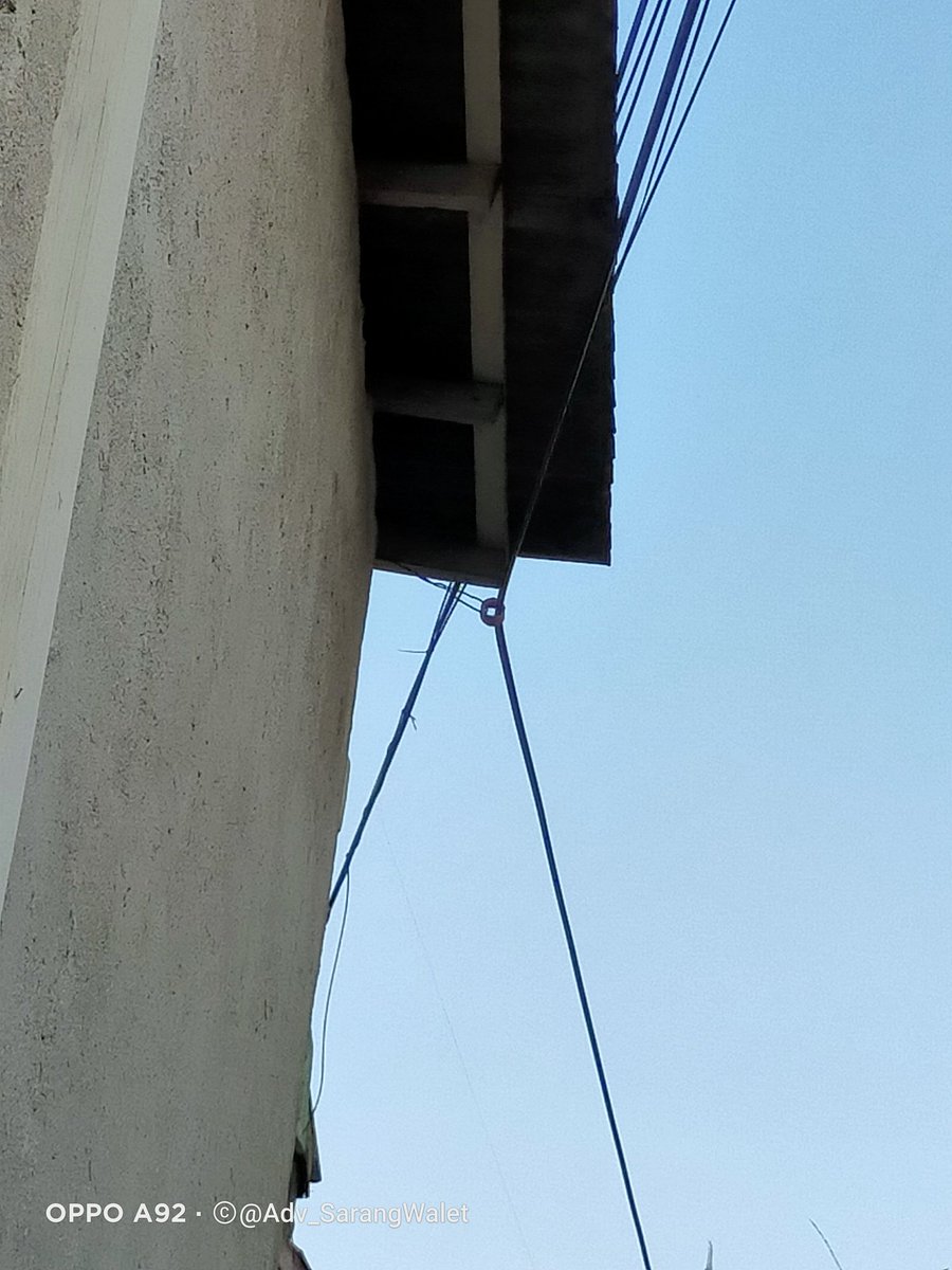 irwanLaw_com's tweet photo. @Telkom @TelkomCare bagaimana karyawan #TELKOM kerja seenak jidat, kenapa pasang kabel sembarangan cantel kesana kemari kerumah orang? Kabel sudah tidak karuan spt benang kusut! https://t.co/DSJRedE9W3