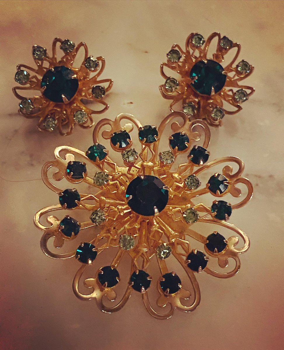 ArtNewCo's tweet photo. What jewelry does one wear to an estate sale in a 15k, 13 acre mansion estate you ask?

...and where do you find such things? #ArtNewCo #hannahs_closet 💃🏼💋🎉 new treats coming this week! 

You *begin* with a #1920s set of #rhinestone #earrings &amp; #broach + #whitinganddavis cuff https://t.co/g7LZFOE3za