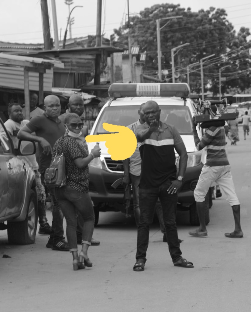 Looking at the video of the officer after he was shot, a lady tried to help him.. Is the lady a protester or also a colleague of inspector AY?These pictures speaks..  #EndPoliceBrutalityinNigeria  #SARSMUSTENDSee the initial video link here >>>  https://twitter.com/TheViralTrendz/status/1315684588459560960?s=19