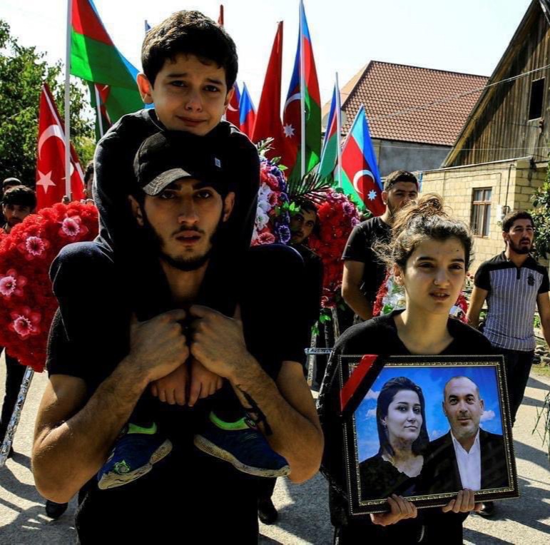 ayinka407's tweet photo. Armenians, look. You killed both parents of these two children yesterday. They lived far from the front line. The countdown has begun.

#WeWillNotForget #WeWillNotForgive #WeWillStopArmenianTerrorism #GanjaCity 
#Armenia support #terrorism https://t.co/y1kJ4l5b4I