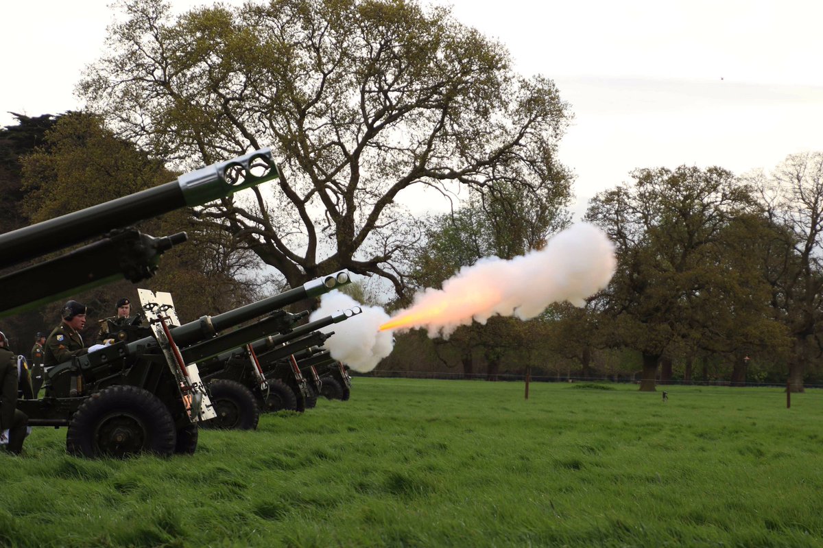 2BdeArtyRegt's tweet image. A small thread on the Ceremonial 21 Gun Salute. The #2BAR has a saluting battery of 6 x 25 Pdr Field Guns. For visiting heads of State, the 21 Gun Salute is part of the ceremonial honours including a Captains Escort of Honour from 2 Cav Sqn, a Captains Guard of Honour ....