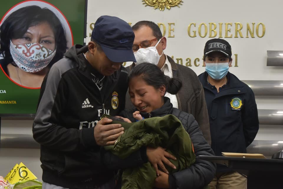 Rosariopazm's tweet photo. Es inimaginable el dolor que sintió desde que le arrebataron a su bebita, hoy sus lágrimas son de felicidad. Samanta está nuevamente con su mamá. https://t.co/MSM3V8bFyx