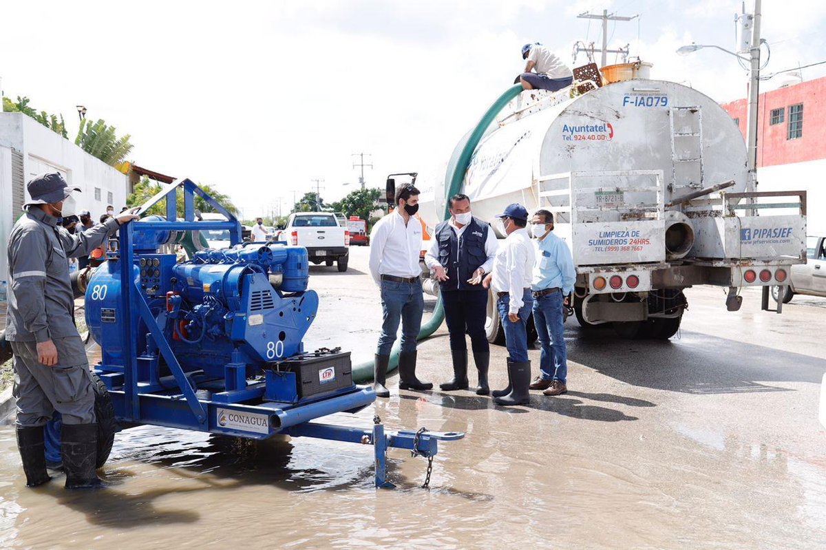 RenanBarrera's tweet photo. El Fracc. Las Américas es una de las zonas mas afectadas por las lluvias. Trabajamos en coordinación con @conagua_mx y la @JAPAYOficial para retirar el agua. En algunas zonas ya se pueden ver los resultados. El bienestar de todas y todos los meridanos es nuestra prioridad. https://t.co/V0NQQc1uSf