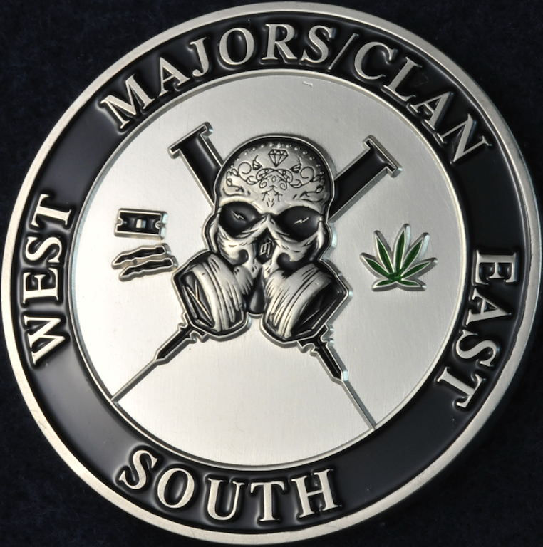 9/ Here's the Toronto Police Drug Squad challenge coin. I don't know what the diamond and design on the skull's head is supposed to symbolize. This looks to me like a gang logo. Does anyone know what "Majors/Clan" means?