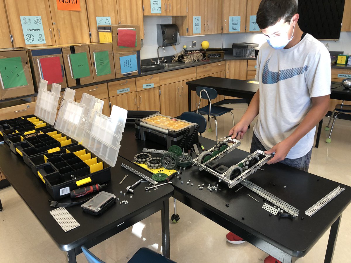 RobJacksonSMS's tweet photo. First days of robotics practice this year! https://t.co/jCi7uWq1Hk