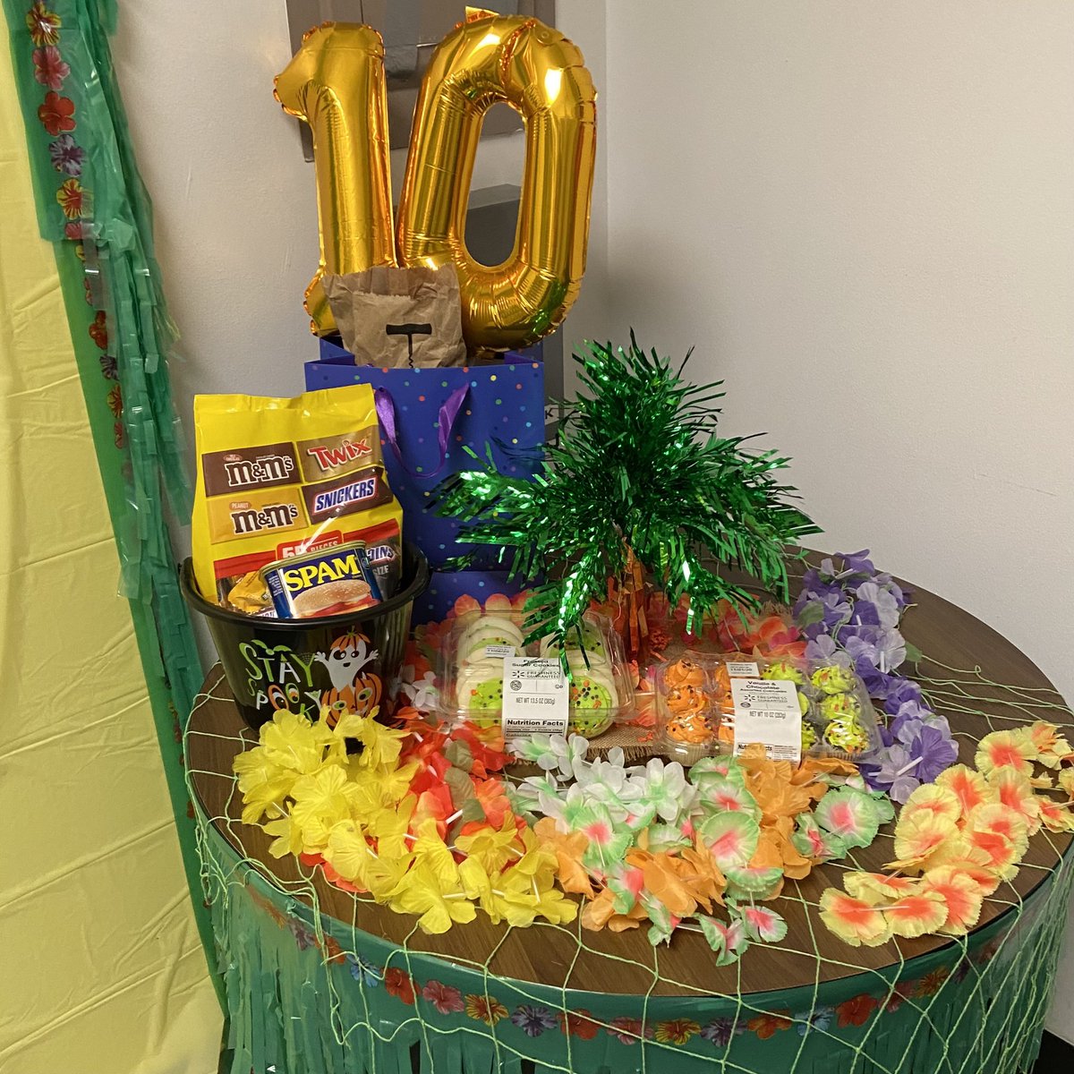 emyscey's tweet photo. I can’t thank my team enough for this awesome surprise and making my 10 year #Magentaversary so memorable!!
#TownEastMallStars #HeatoftheEast #TXEastElevates https://t.co/j2ONkuC0q0