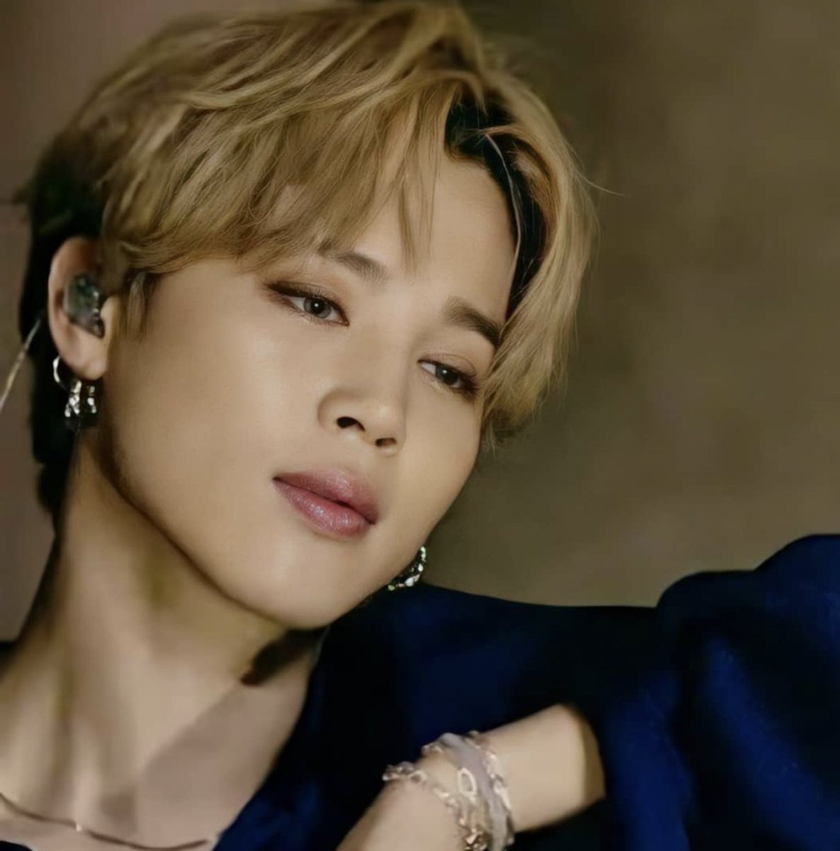 So,where do I begin?When I started with  @BTS_twt I was blown away by  #Jimin charisma and dancing and his beauty “out of these world”.I seriously could not see anyone else in the MVs & performances.I still stare at him sometimes forgetting about the others  #StageGeniusJimin