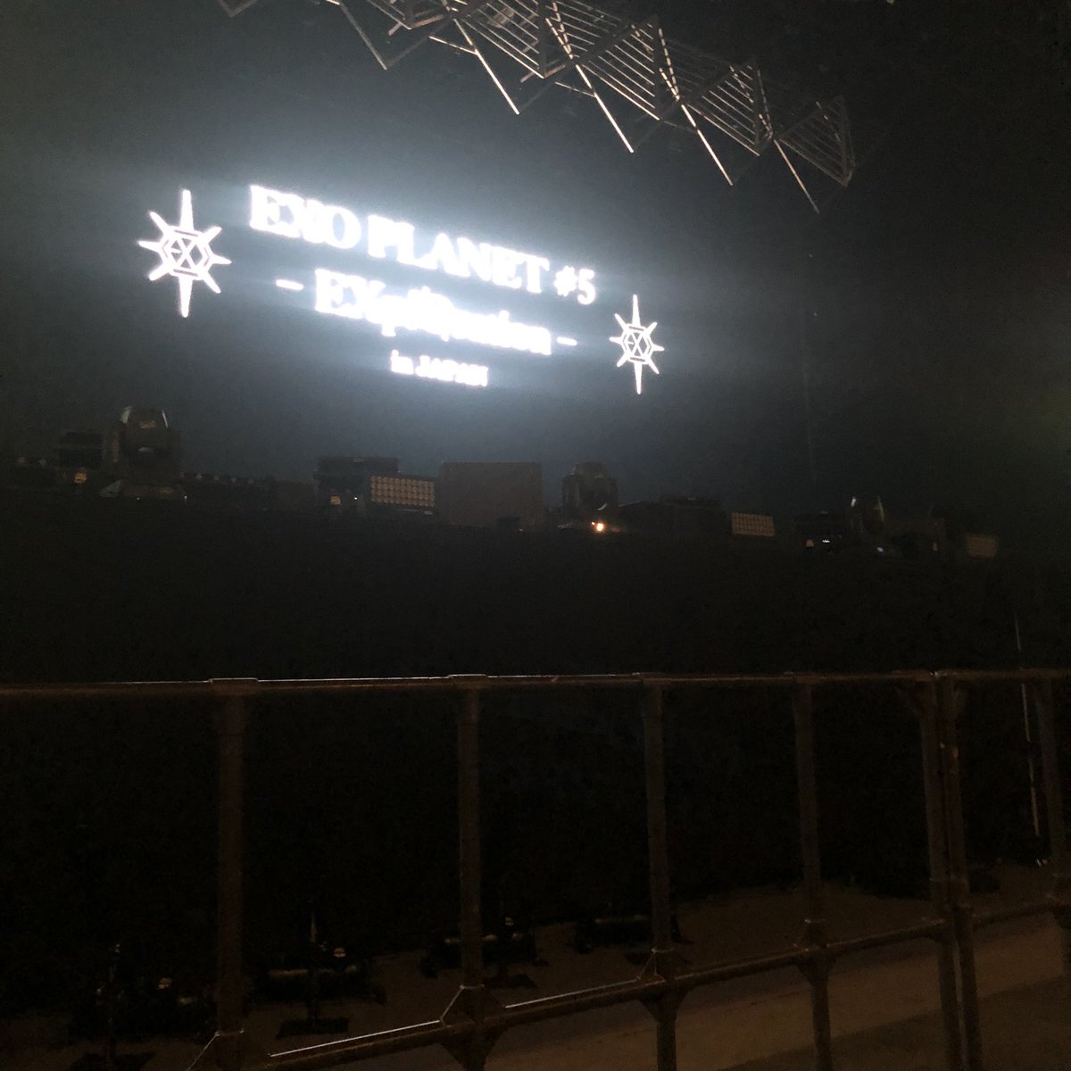 WeAreOneExoLKAI's tweet photo. ちょうど1年前。
推しからは気付いてもらえなかったけど、チャニョル ちゃんに指ハートしてもらったことは一生の思い出😇♥️ https://t.co/WMMvvq4DZR