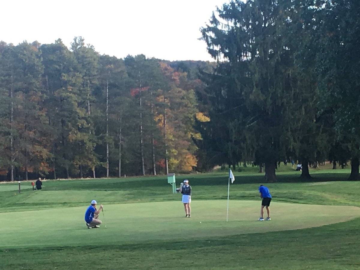 HawksPutt's tweet photo. We are heading to a playoff hole in the River Hawk Classic! https://t.co/mMS3Vi6SAx